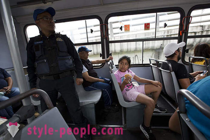 Kāpēc Mehiko iedzīvotāji iegādāties lelles mobilos telefonus