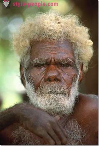 Stāsts par melno iedzīvotāju Melanēzija ar gaišiem matiem