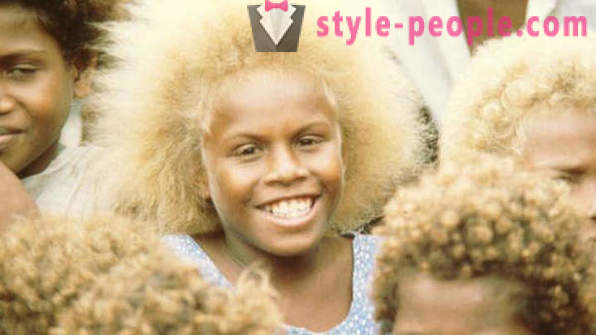 Stāsts par melno iedzīvotāju Melanēzija ar gaišiem matiem