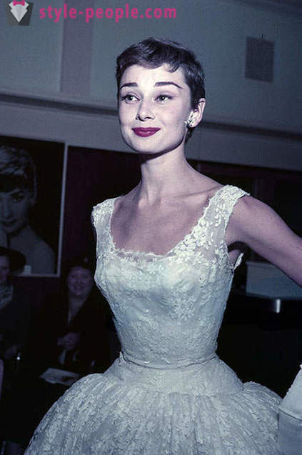 Mazmeita Audrey Hepburn mēģināja atkārtot slaveno attēlu vecmāmiņu