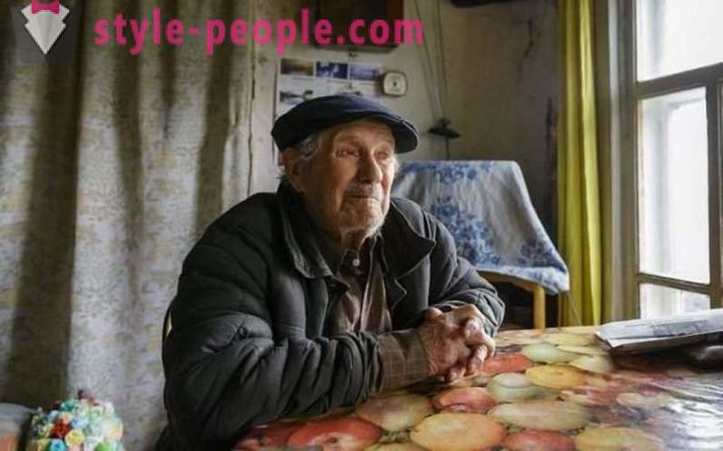 85 gadus vecais ciema skolotājs ir uzkrāta māju, bet viņš iedeva naudu bāreņiem