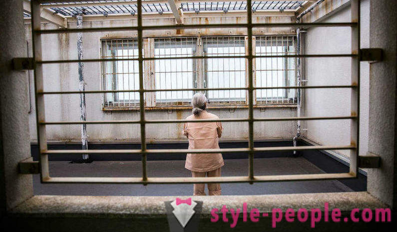 Vecāki Japānas cilvēki mēdz vietējā cietumā