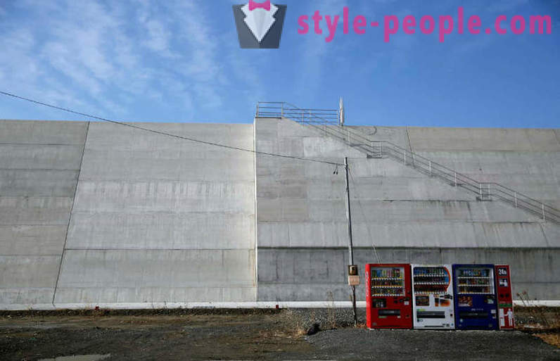 Piekraste Japānas cunami bojāta 2011. gadā, aizsargā 12 metru sienu