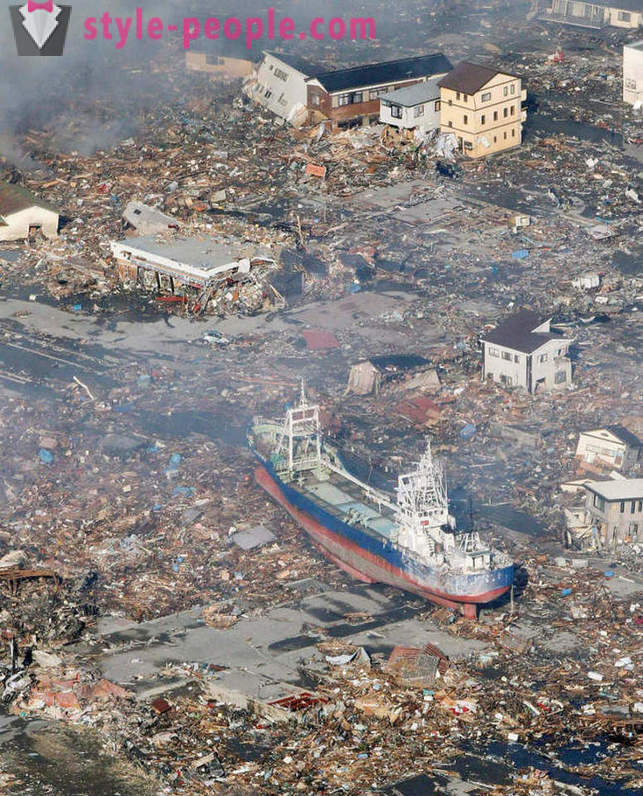Piekraste Japānas cunami bojāta 2011. gadā, aizsargā 12 metru sienu