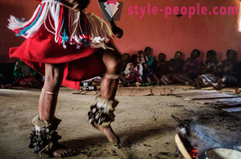 Iniciācijas rituālos tradicionālās dziednieki Dienvidāfrikā