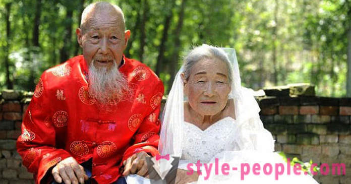 Pēc 80 gadu laulības, pāris beidzot kāzu fotosesiju