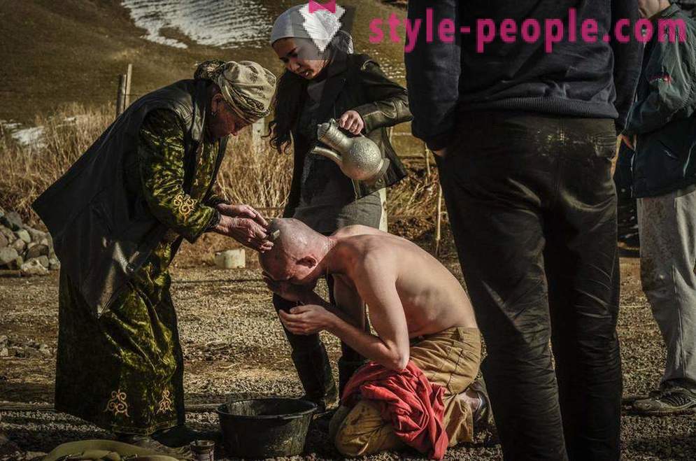 West fotogrāfs pavadīja divus mēnešus apmeklējot kazahu šamanis