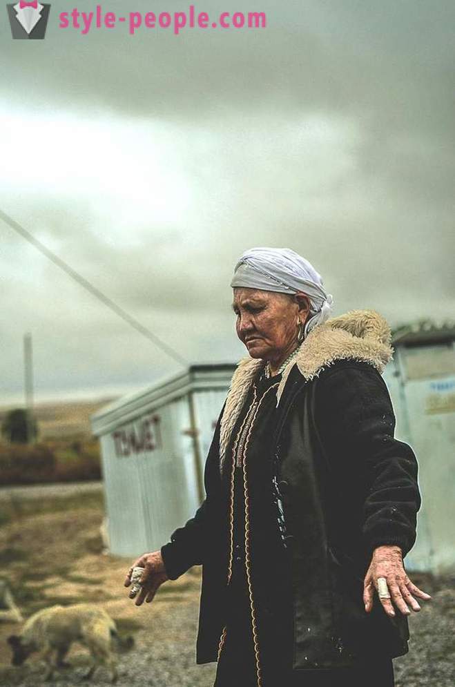 West fotogrāfs pavadīja divus mēnešus apmeklējot kazahu šamanis