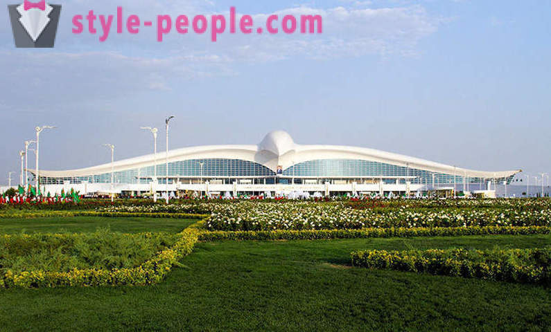 Turkmenistāna atvēra lidostu formā, kas peld piekūns