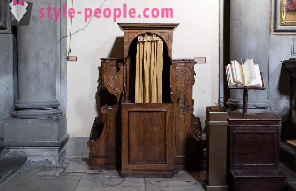 Confessionals Itālijas baznīcā. Fotogrāfs Marcella Hakbardt