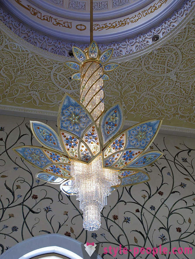 Sheikh Zayed mošeja - galvenais vitrīna neminēts bagātība emirāts Abū Dabī