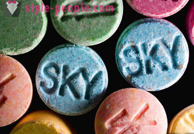 Ka 9 populārākie kaitīgās vielas, ieskaitot alkoholu, LSD un kofeīna darīt ar smadzenēm