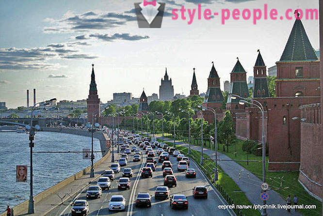 Kā radās 10-way šoseju centrā Maskavā