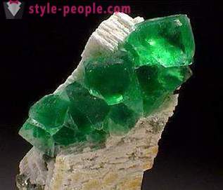 Green dārgakmeņi: Emerald, Demantoid, turmalīna