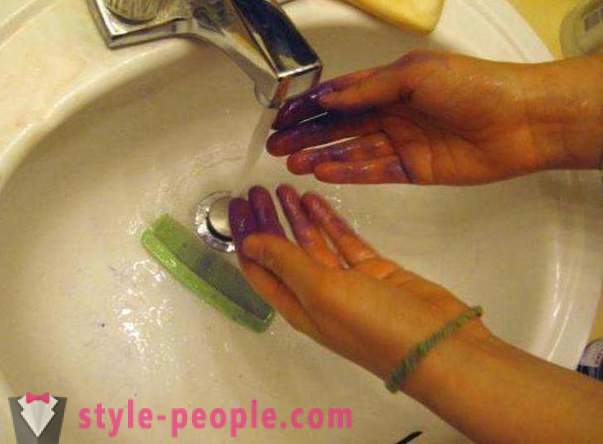 Uzziniet, kā mazgāt matu krāsu no ādas