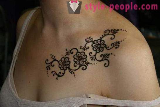 Tetovējums uz viņas kaula vīriešiem un sievietēm