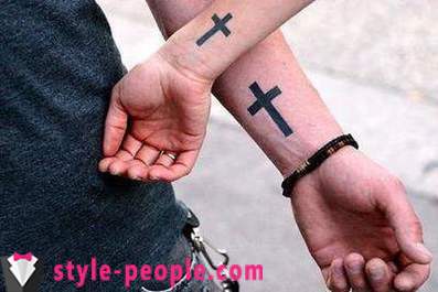 Cross tetovējums uz viņa rokas. tā vērtība