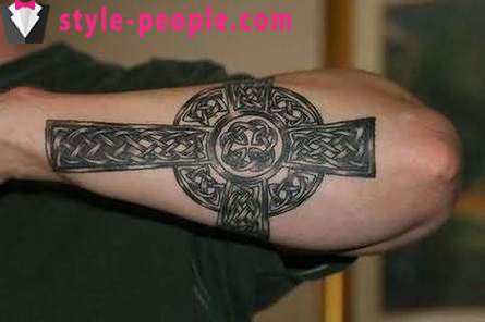 Cross tetovējums uz viņa rokas. tā vērtība