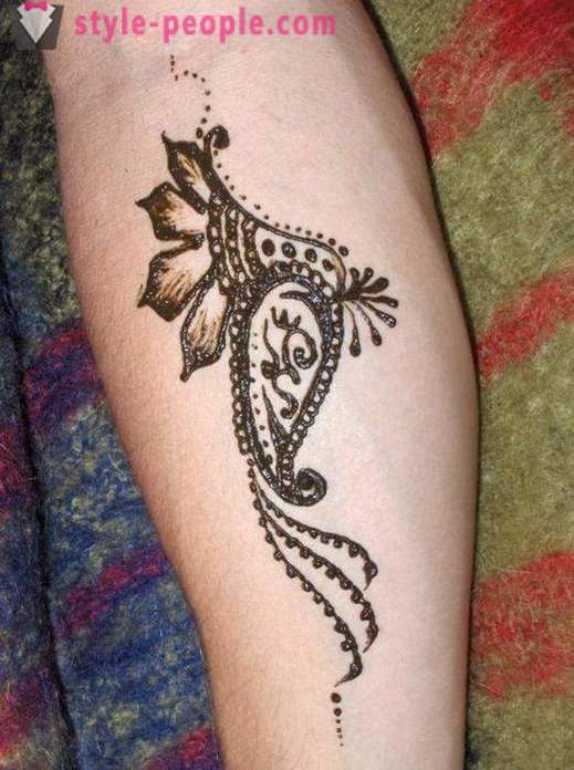 Pagaidu henna tetovējums mājās